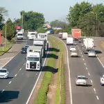 Fluxo de veículos em rodovia operada pelo concessionária CCR, na região Sul do Brasil