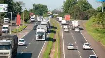 Fluxo de veículos em rodovia operada pelo concessionária CCR, na região Sul do Brasil