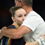 A atleta romena Ana Barbosu ficou desolada depois de perder a medalha de bronze | Foto: Reprodução/Twitter/X/@daily_romania