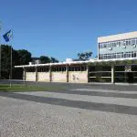 Prédio da Reitoria da UFSC, em Santa Catarina — uma das universidades prejudicadas pelo bloqueio de verbas | Foto: Reprodução/Wikimedia Commons