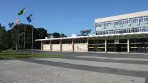 Prédio da Reitoria da UFSC, em Santa Catarina — uma das universidades prejudicadas pelo bloqueio de verbas | Foto: Reprodução/Wikimedia Commons