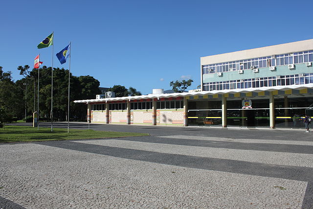Prédio da Reitoria da UFSC, em Santa Catarina — uma das universidades prejudicadas pelo bloqueio de verbas | Foto: Reprodução/Wikimedia Commons