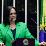 Projeto de lei Damares Alves quer banir logotipos em veículos da União