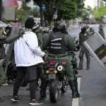 A ditadura da Venezuela tem usado policiais do regime para reprimir e prender opositores | Foto: Reprodução/Twitter/X/@anonopshispano