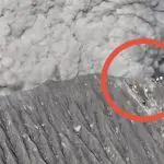 Em vídeo divulgado no Instagram, dois grupos de alpinistas aparecem no cume do vulcão, separados por cerca de 30 metros de distância | Foto: Reprodução/Redes sociais