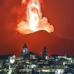 Vulcão Etna entra em erupção e afeta funcionamento de aeroportos na Itália