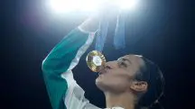 Medalhista de ouro na Olimpíada de Paris, Imane Khelif da, Argélia, beija sua medalha - mulheres no esporte | Foto: Peter Cziborra/Reuters