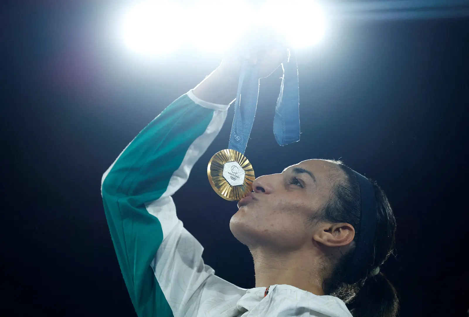 Medalhista de ouro na Olimpíada de Paris, Imane Khelif da, Argélia, beija sua medalha - mulheres no esporte | Foto: Peter Cziborra/Reuters