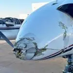 Bico do aeronave modelo Xingu ficou destruído depois de se chocar com portão de hangar no Aeródromo Nacional de Goiânia