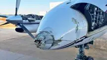 Bico do aeronave modelo Xingu ficou destruído depois de se chocar com portão de hangar no Aeródromo Nacional de Goiânia