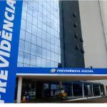 Foto da fachada do INSS em Brasília. Na imagem o prédio com vidros espelhados e o logotipo da Previdência Social