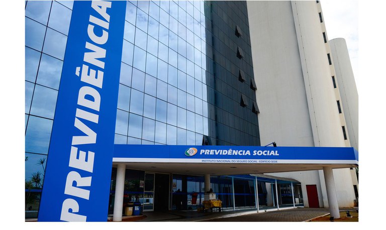 Mais de 3 mil brasileiros receberam benefícios acima do teto do INSS