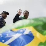 Judoca Bia Souza desfilou em carreata pelas ruas de Peruíbe | Foto: Reprodução/Adriano Vizoni/Folhapress