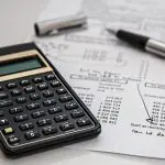 Calculadora, em alusão às contas que pessoas fazem na hora de calcular imposto sobre herança. Doação é alternativa