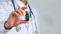 Médico máscara e estetoscópio mostra medicamento