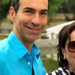 Foto de César Tralli e sua mãe
