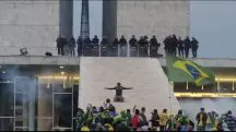 Manifestante na rampa no dia 8 de janeiro