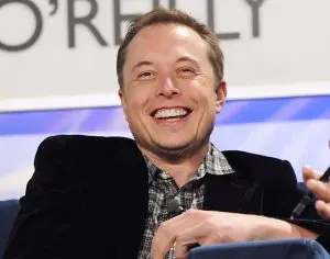 Elon Musk sorri durante entrevista coletiva