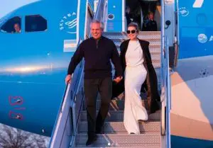 O ex-presidente argentino Alberto Fernández e Fabíola Yuñes, em visita a Nova York, no ano passado. Foto: Reprodução/Redes Sociais @fabiolaoficialok