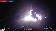 Imagens compartilhadas nas redes sociais mostram o momento em que o Falcon 9 começou a entrar em combustão | Foto: Reprodução/Twitter/X/@NASASpaceflight