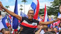 Genival Deolino em meio aos populares no dia da convenção que o confirmou como candidato à reeleição de Santo Antônio de Jesus (BA) | Foto: Divulgação/Flickr do candidato