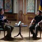 O apresentador Luciano Huck vai à Ucrânia e entrevista o presidente ucraniano Volodymyr Zelensky | Foto: Reprodução/O Globo