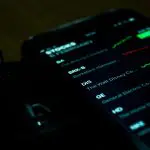 Bolsa de Tóquio teve forte queda nesta segunda-feira, 5 | Foto: Ishant Mishra/Unsplash