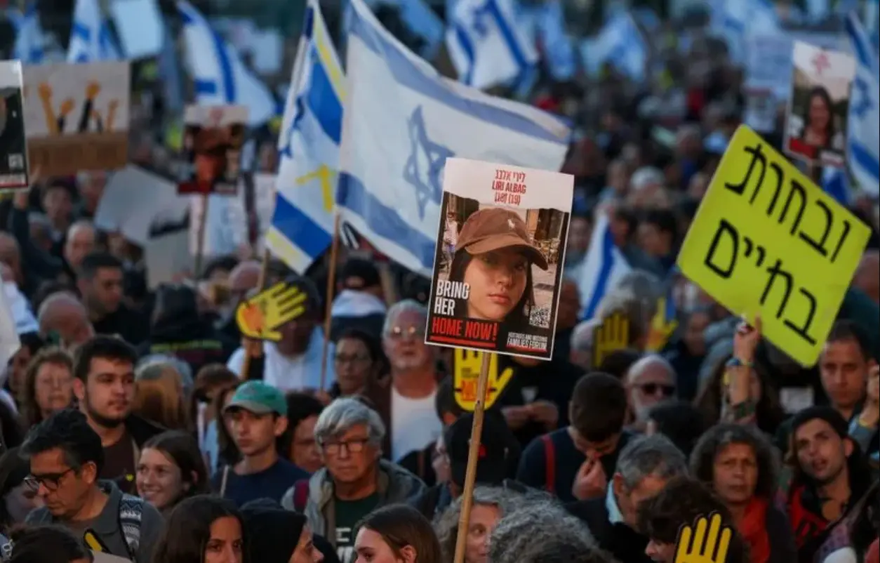 Reféns do Hamas completam 300 dias nos cativeiros de Gaza; famílias protestam em Tel Aviv