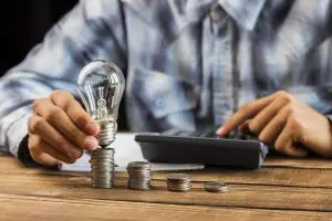 consumidor brasileiro vai pagar mais de uma conta de luz por ano