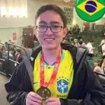 Estudante com camisa verde e amarela da seleção brasileira exibe medalha de ouro | Nas competições relacionadas ao conhecimento científico, o estudante reúne mais de 40 medalhas | Foto: Divulgação/Colégio Etapa