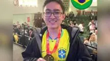 Estudante com camisa verde e amarela da seleção brasileira exibe medalha de ouro | Nas competições relacionadas ao conhecimento científico, o estudante reúne mais de 40 medalhas | Foto: Divulgação/Colégio Etapa