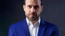 imagem de Pablo Marçal de blazer azul e camisa branca em fundo neutro cinza