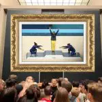 Montagem mostra Simone Biles reverenciando Rebeca Andrade como quadro no Museu do Louvre, em Paris | Foto: Reprodução/Twitter@idle_Sisyphus