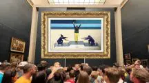 Montagem mostra Simone Biles reverenciando Rebeca Andrade como quadro no Museu do Louvre, em Paris | Foto: Reprodução/Twitter@idle_Sisyphus