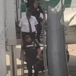 Momento em que o piloto Seymour Walker é preso no Aeroporto de Dallas | Foto: Reprodução/NY Post