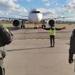 Agentes da Polícia Federal no Aeroporto de Caxias do Sul (RS) para o trabalho de extradição de um traficante paraguaio | Foto: Divulgação/PF