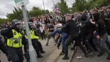 Manifestantes em confronto com a polícia na Inglaterra