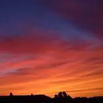 Imagem de céu de Porto Alegre, com tom avermelhado