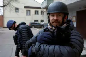 O consultor de segurança da Reuters, Ryan Evans, segura um gato durante uma tarefa de notícias, enquanto o ataque da Rússia à Ucrânia continua, durante intenso bombardeio em Kramatorsk, Ucrânia, 26 de dezembro de 2022. REUTERS/Clodagh Kilcoyne