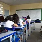 Sala de aula com alunos estudando em escola pública, em Aquidabã, Sergipe (4/3/2022) | Foto: Shutterstock