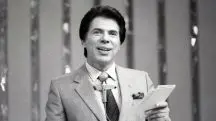 Silvio Santos, ainda nos tempos da TV em preto e branco, durante apresentação de edição do programa Show de Calouros | Foto: Detinho Oliveira/Arquivo/SBT