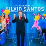 Silvio Santos no meio do auditório de seu programa na televisão | Foto: Divulgação/SBT
