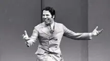 Silvio Santos em ação como apresentador de TV — ainda nos tempos de imagens em preto e branco