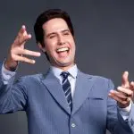Velson D'Souza caracterizado de Silvio Santos, em trabalho para o teatro | Foto: Divulgação/André Dória