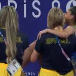 Victória Borges, da ginástica rítmica, sai carregada pela comissão técnica | Foto: Reprodução/Sportv