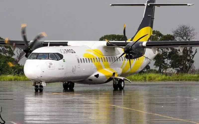 Modelo de aeronave ATR-42 operada pela Voepass no Brasil e que serve a rota Natal-Fernando de Noronha