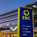 Totem na fachada da EBC, na entrada da Empresa Brasil de Comunicação, localizado no Venâncio Shopping em Brasília | Foto: Rafa Neddermeyer/Agência Brasil