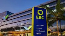 Totem na fachada da EBC, na entrada da Empresa Brasil de Comunicação, localizado no Venâncio Shopping em Brasília | Foto: Rafa Neddermeyer/Agência Brasil
