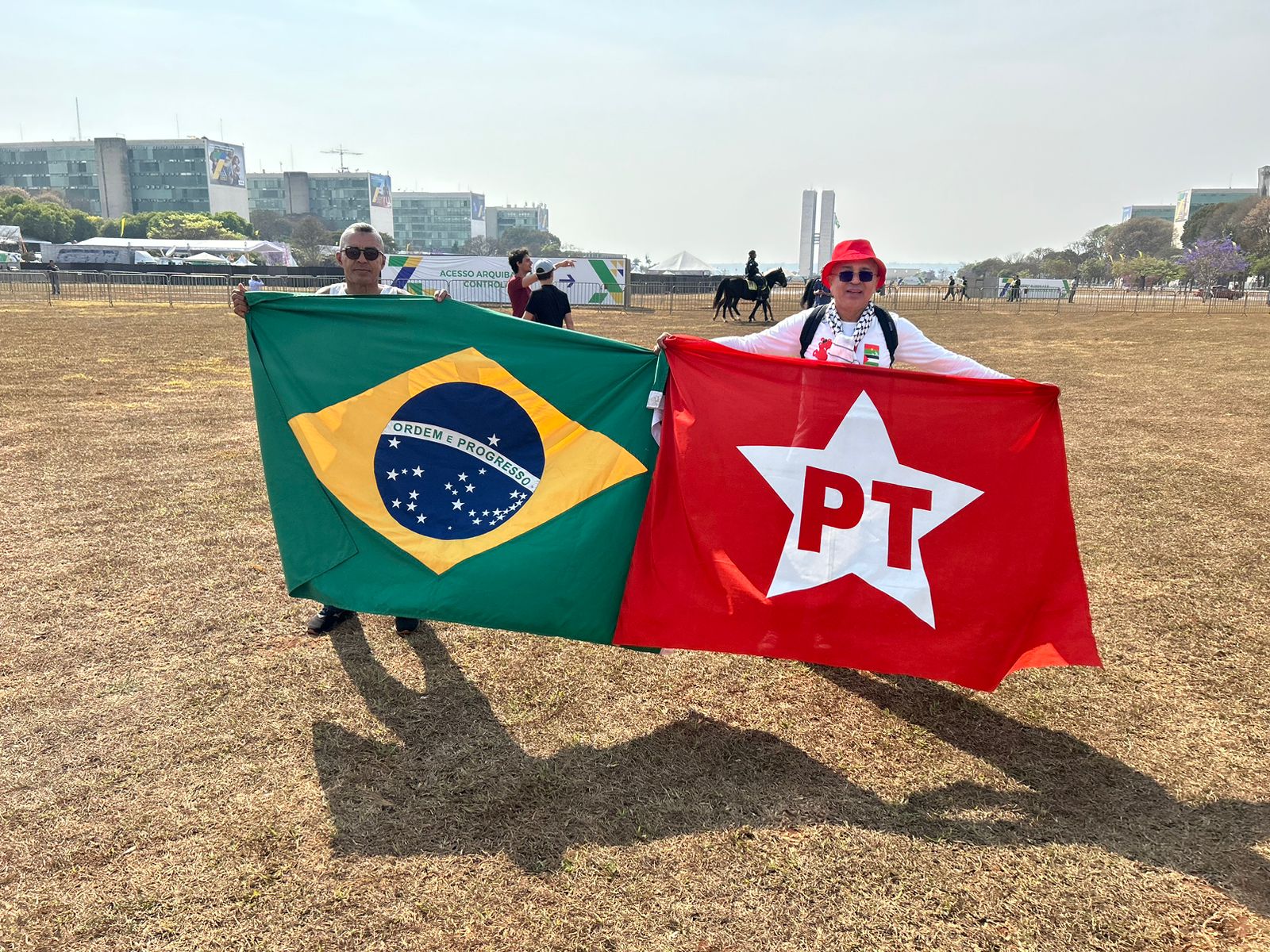 Casal exibe bandeiras do Brasil e do Partido dos Trabalhadores no 7 de Setembro, em Brasília — 7/9/2024 | Foto: Cristyan Costa/Revista Oeste
