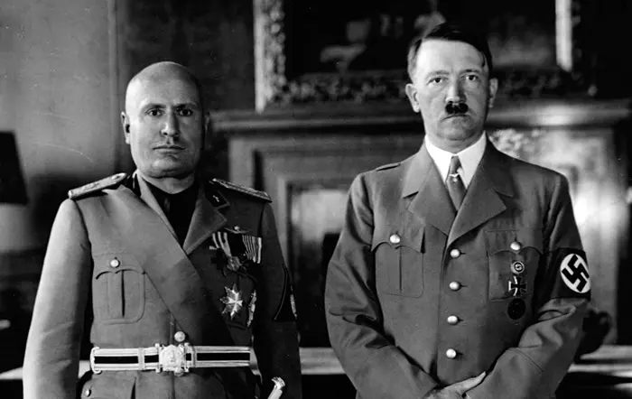 À esq., Benito Mussolini. ditador da Itália fascista, e Adolf Hitler, ditador da Alemanha nazista